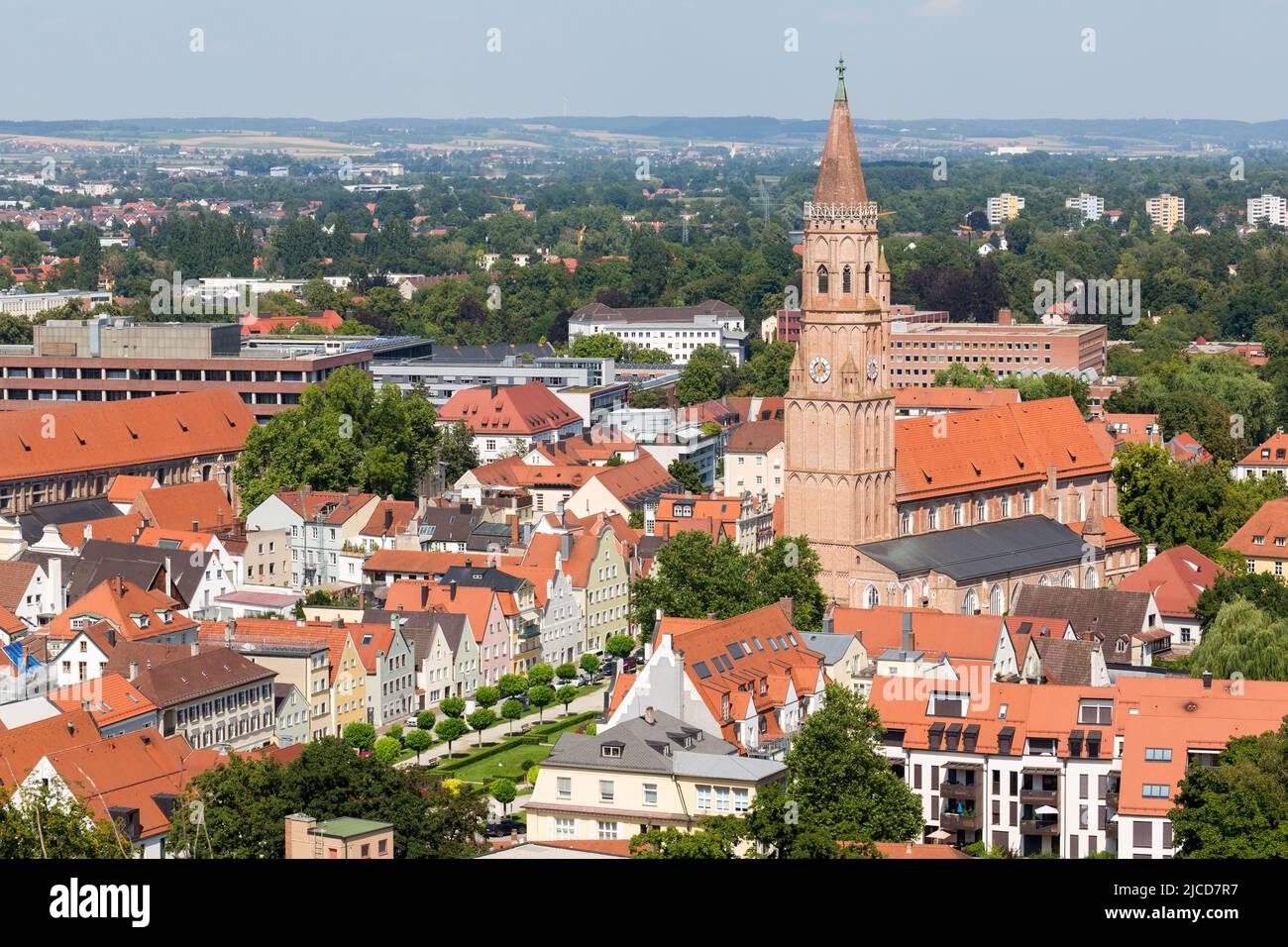 Landshut, Allemagne - 14 août 2021 : vue en grand angle sur l'église Saint-Jodok. Banque D'Images