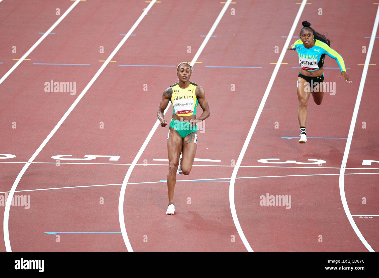 31st JUILLET 2021 - TOKYO, JAPON: Elaine Thompson-Herah de la Jamaïque et Tynia Gaither des Bahamas en action pendant les demi-finales des femmes de 100m au Tok Banque D'Images
