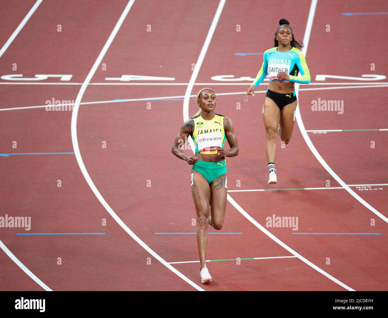 31st JUILLET 2021 - TOKYO, JAPON: Elaine Thompson-Herah de la Jamaïque et Tynia Gaither des Bahamas en action pendant les demi-finales des femmes de 100m au Tok Banque D'Images
