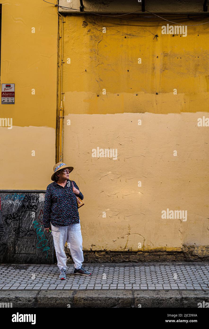 Macarena, Séville, Espagne -- 11 juin 2022. Une photo d'une femme touriste qui attend un ami dans la région de Macarena à Séville, en Espagne. Banque D'Images