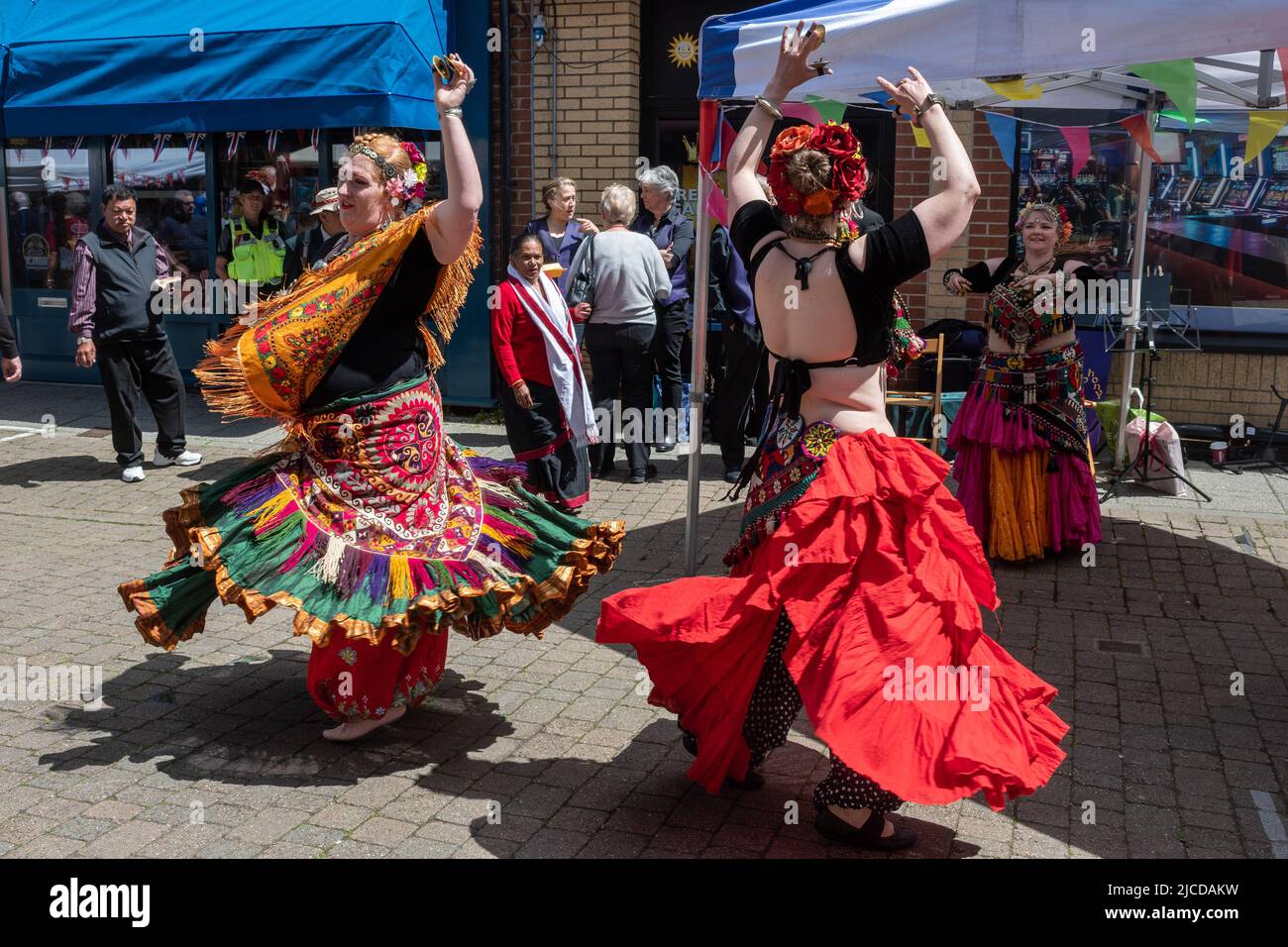 Danseuses du ventre vêtues de costumes colorés lors du Victoria Day, un événement annuel à Aldershot Town, Hampshire, Angleterre, Royaume-Uni Banque D'Images