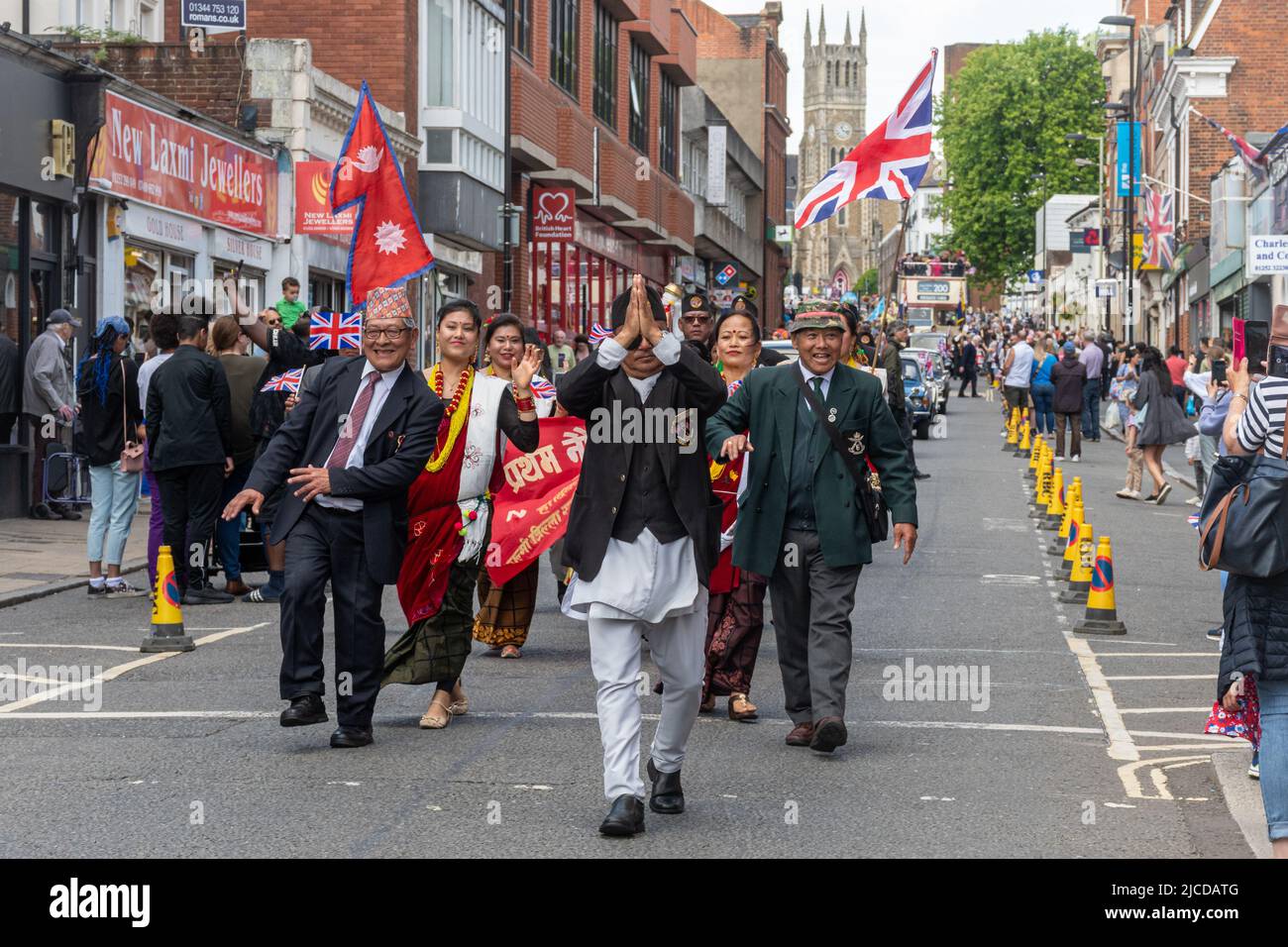 Groupe traditionnel népalais, Numati Baja Gulmi Royaume-Uni, à la tête du Grand Parade à la fête de Victoria, un événement annuel à Aldershot, Hampshire, Angleterre, Royaume-Uni Banque D'Images