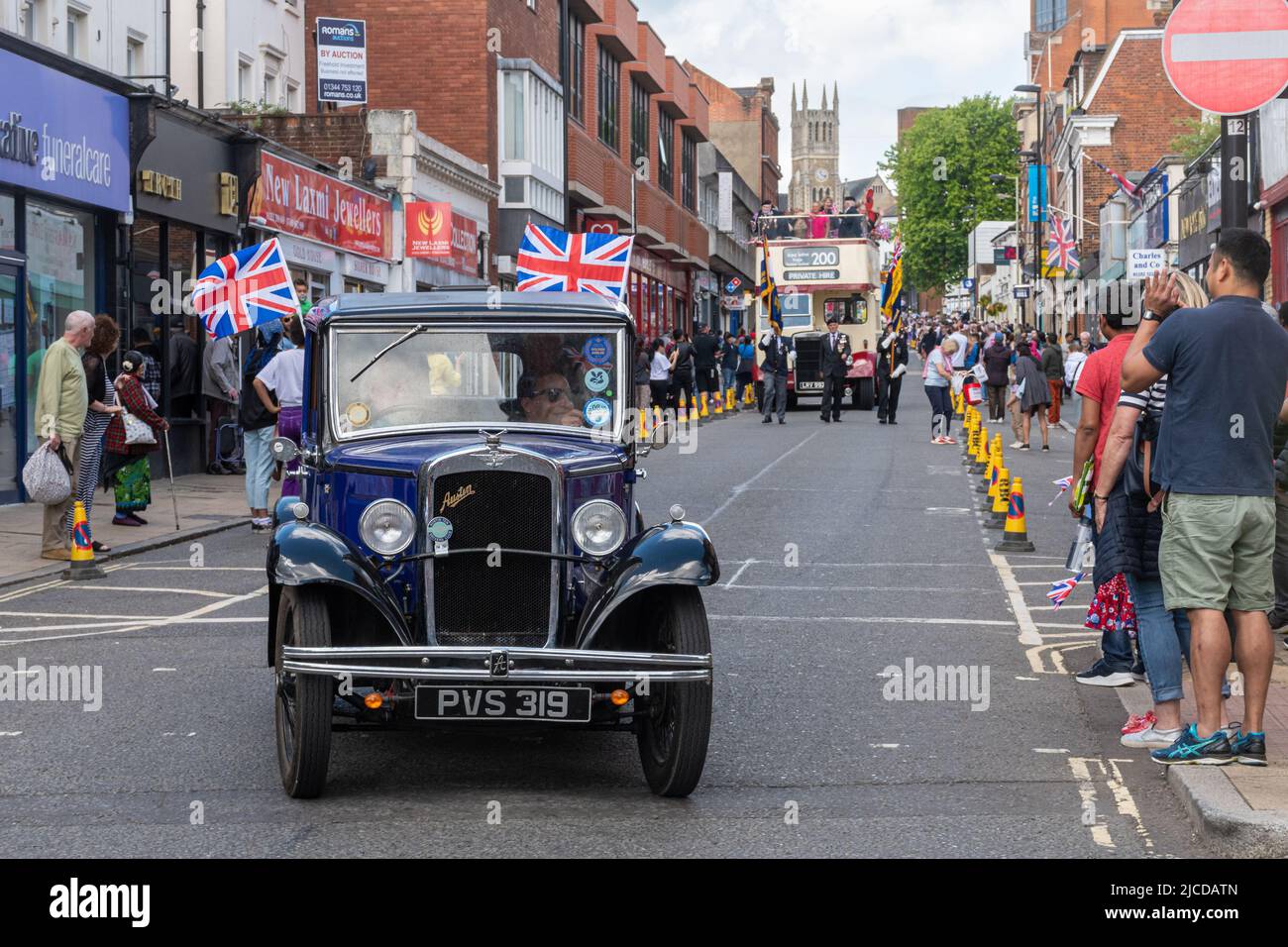 Une voiture d'époque Austin Seven et un bus à toit ouvert dans le Grand Parade à Victoria Day, un événement annuel à Aldershot, Hampshire, Angleterre, Royaume-Uni Banque D'Images