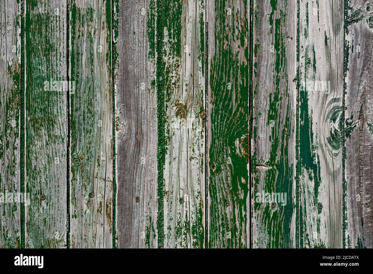 Vieux mur en bois vieilli avec peinture verte écaillée usée, fond en bois de grunge Banque D'Images