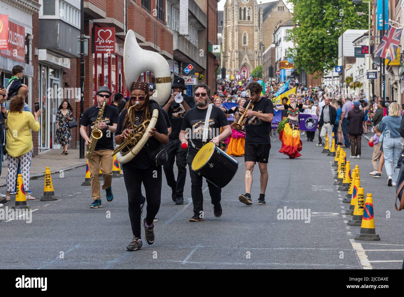 Le groupe de cuivres a appelé Brassbound, musiciens, prenant part à la Grand Parade à Victoria Day, un événement annuel à Aldershot, Hampshire, Angleterre, Royaume-Uni Banque D'Images