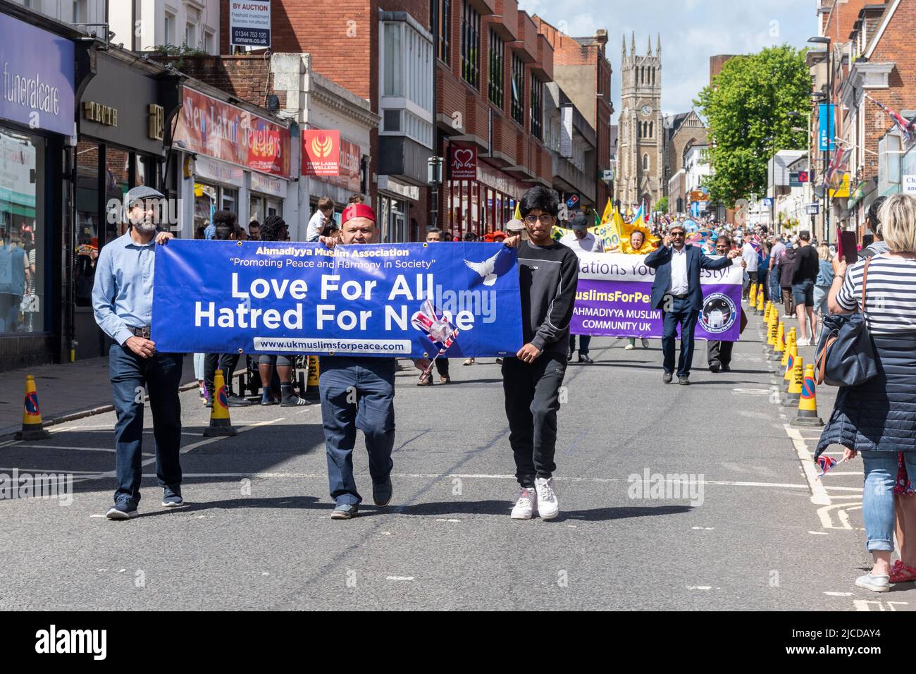 Ahmadiyya Muslim Association prenant part au Grand Parade à Victoria Day, un événement annuel à Aldershot, Hampshire, Angleterre, Royaume-Uni Banque D'Images