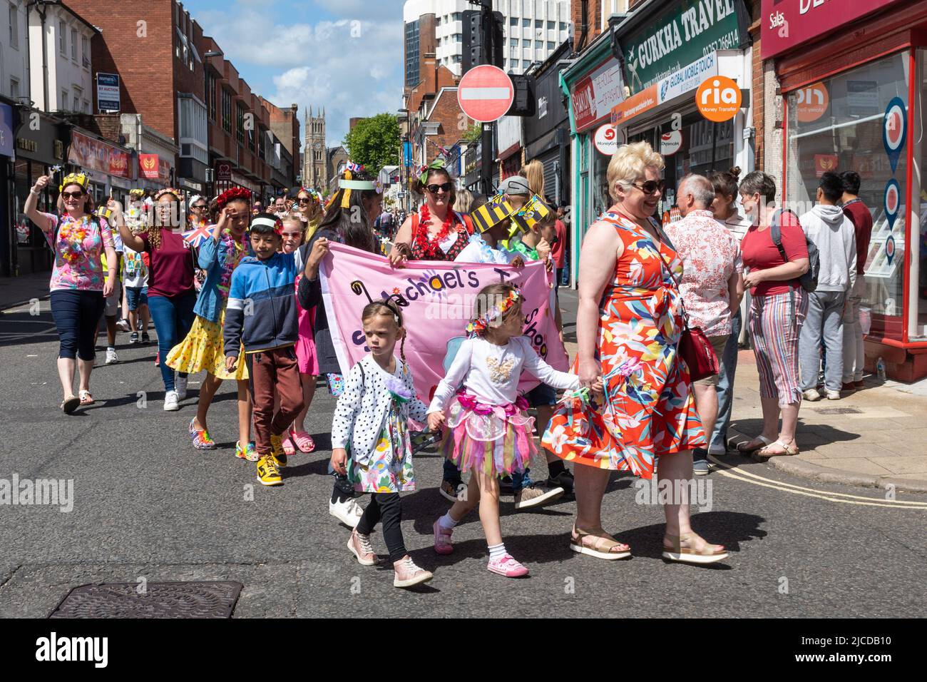 Les écoliers participent au Grand Parade à la fête de Victoria, un événement annuel à Aldershot, Hampshire, Angleterre, Royaume-Uni Banque D'Images