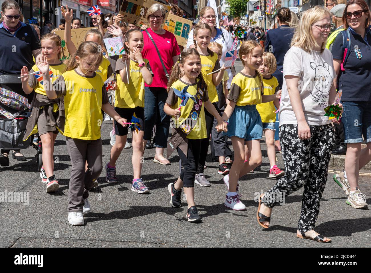 Le Grand Parade à la fête de Victoria, un événement annuel à Aldershot, Hampshire, Angleterre, Royaume-Uni. Les guides et les brownies des filles y participent. Banque D'Images