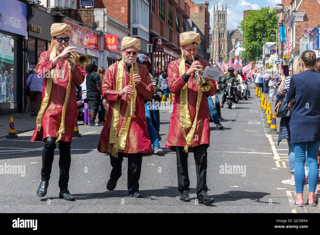 Musiciens en costumes indiens participant au Grand Parade à la fête de Victoria, un événement annuel à Aldershot, Hampshire, Angleterre, Royaume-Uni Banque D'Images