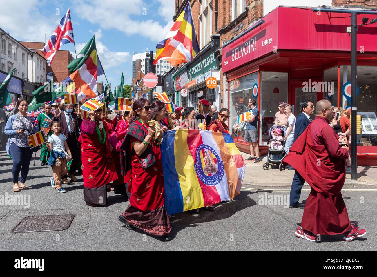 Les népalais du centre communautaire bouddhiste du Grand Parade à la fête de Victoria, un événement annuel à Aldershot, Hampshire, Angleterre, Royaume-Uni Banque D'Images