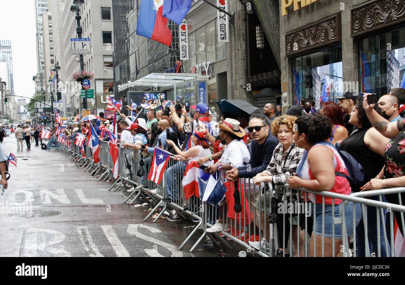 12 juin 2022, New York, États-Unis : (NOUVEAU) la parade nationale de la journée de Porto Rico de 65th. 12 juin 2022, New York, États-Unis : après deux ans de suspension en raison de la pandémie COVID-19, la plus grande parade nationale de la journée portoricaine 65th célébrant l'indépendance du pays‚ â„ â â â âs, Se déroule à New York venez de pluie ou de brillance selon les organisateurs et la foule prévue est d'environ 1,5 millions de personnes marchant de 43rd à 74 rues de la Cinquième avenue, à partir de 11am. Il y a environ 34 flotteurs attendus et cette année,‚ â„ â â â‚ âs parade thème est Ã â‚ â“Climate change.Ã â Â la parade se tient sur le second dimanche Banque D'Images