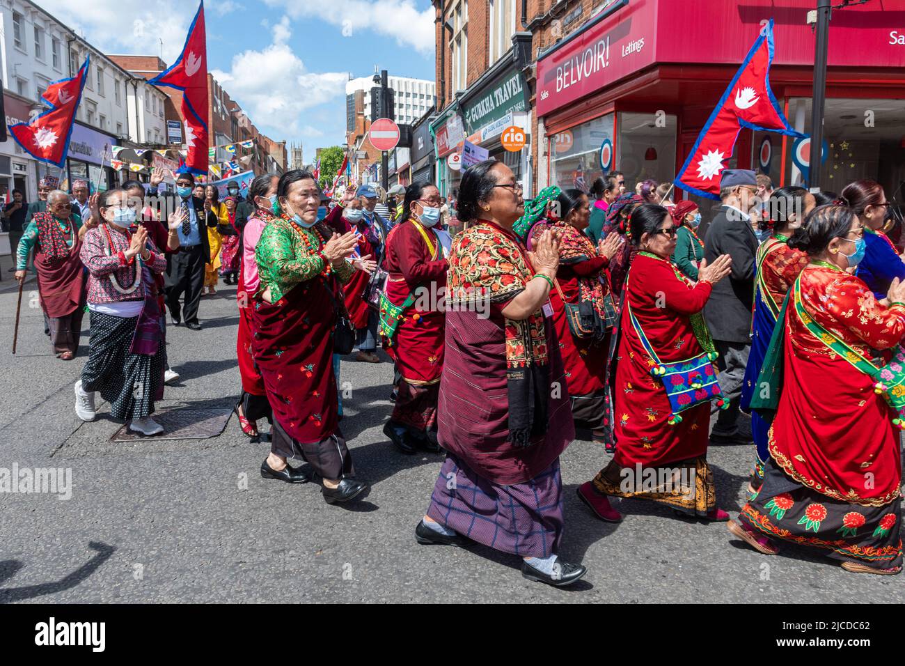 Les népalais du centre communautaire bouddhiste du Grand Parade à la fête de Victoria, un événement annuel à Aldershot, Hampshire, Angleterre, Royaume-Uni Banque D'Images