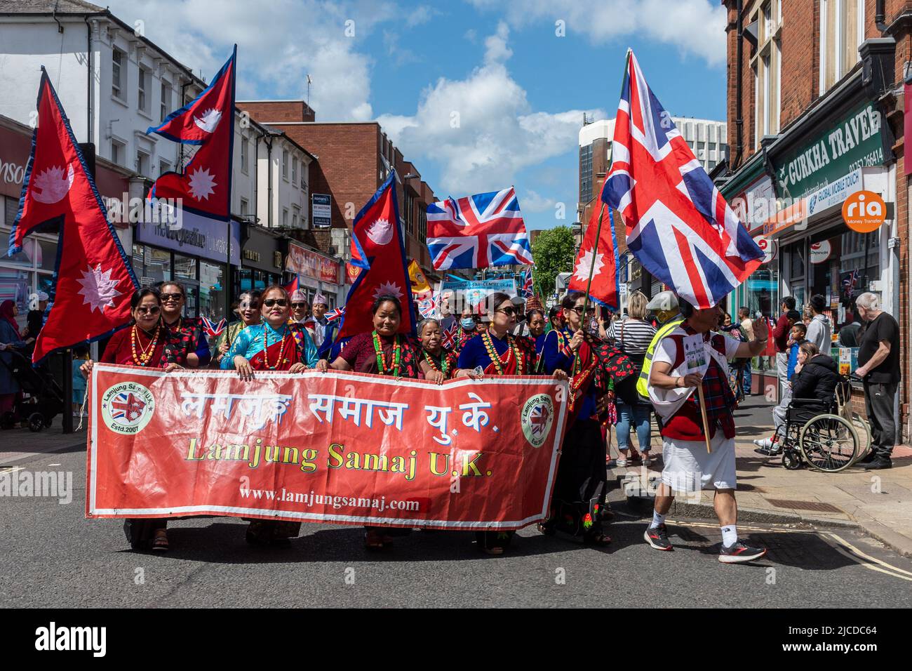 Lamjung Samaj UK, une organisation pour le peuple népalais, dans le Grand Parade à Victoria Day, un événement annuel à Aldershot, Hampshire, Angleterre, Royaume-Uni Banque D'Images