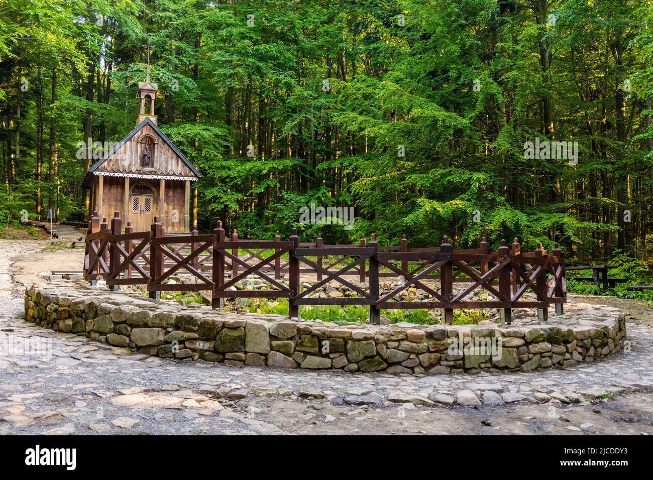 Swieta Katarzyna, Pologne - 5 juin 2022: Sanctuaire forestier traditionnel et source de Saint François dans le village de Swieta Katarzyna près de Bodzentyn Banque D'Images