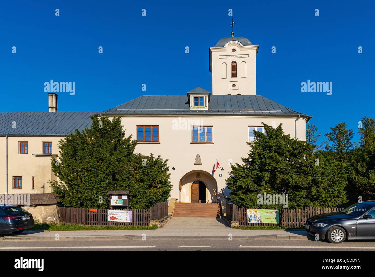 Swieta Katarzyna, Pologne - 5 juin 2022 : église Sainte-Catherine et couvent bénédictin dans le village de Swieta Katarzyna près de Bodzentyn à Swietokrzyskie Banque D'Images