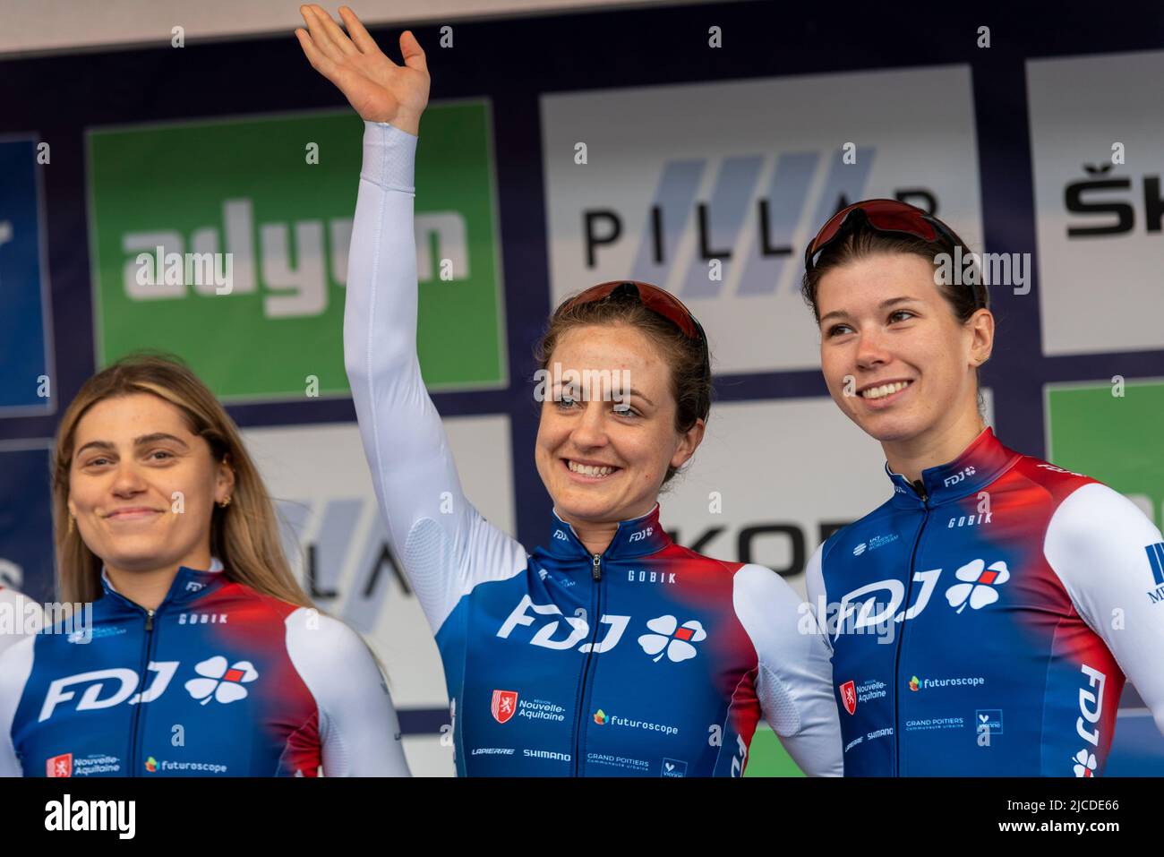 Clara Copponi, Grace Brown, Marie le Net les cyclistes de l’équipe FDJ au Colchester Sports Park se connectent avant de participer à la course cycliste UCI Women’s Tour Banque D'Images Clara Copponi, Grace Brown, Marie le Net les cyclistes de l’équipe FDJ au Colchester Sports Park se connectent avant de participer à la course cycliste UCI Women’s Tour Banque D'Images
