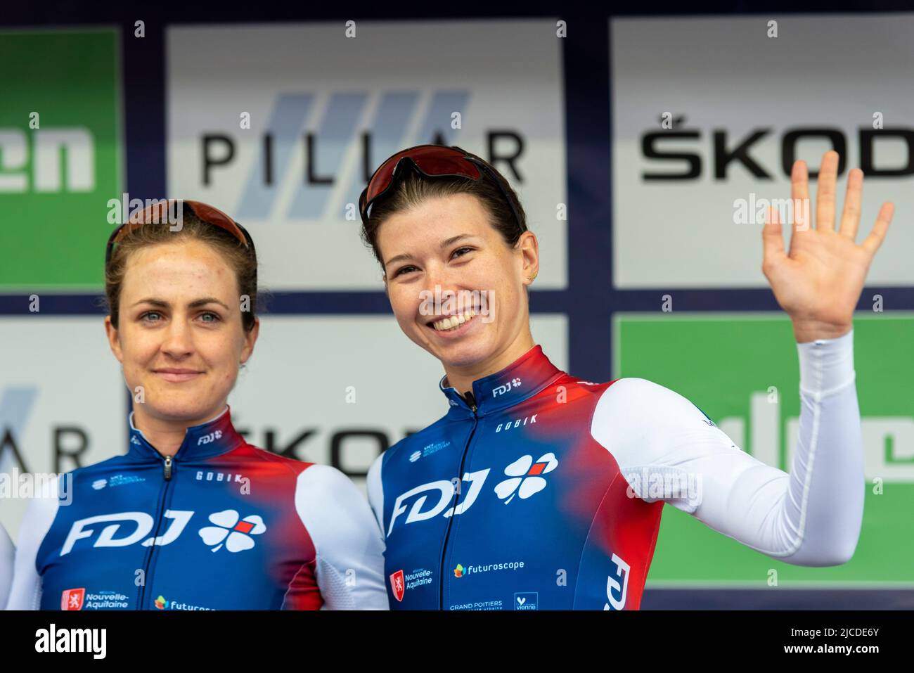 Grace Brown, Marie le Net les cyclistes de l’équipe FDJ au Colchester Sports Park se connectent avant de participer à la course cycliste UCI Women’s Tour Banque D'Images Grace Brown, Marie le Net les cyclistes de l’équipe FDJ au Colchester Sports Park se connectent avant de participer à la course cycliste UCI Women’s Tour Banque D'Images