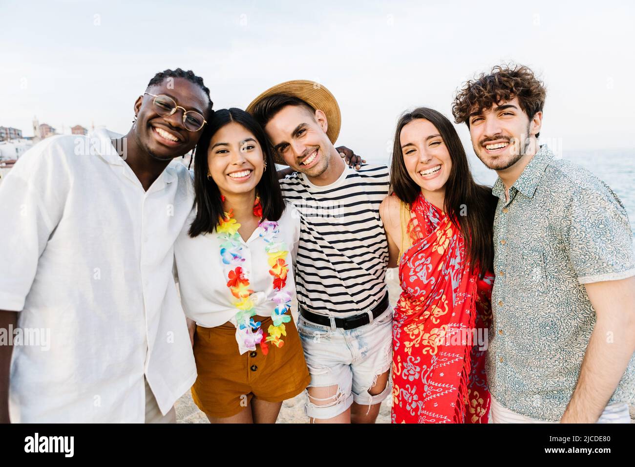 Portrait de groupe de jeunes amis multiraciaux en plein air en été Banque D'Images