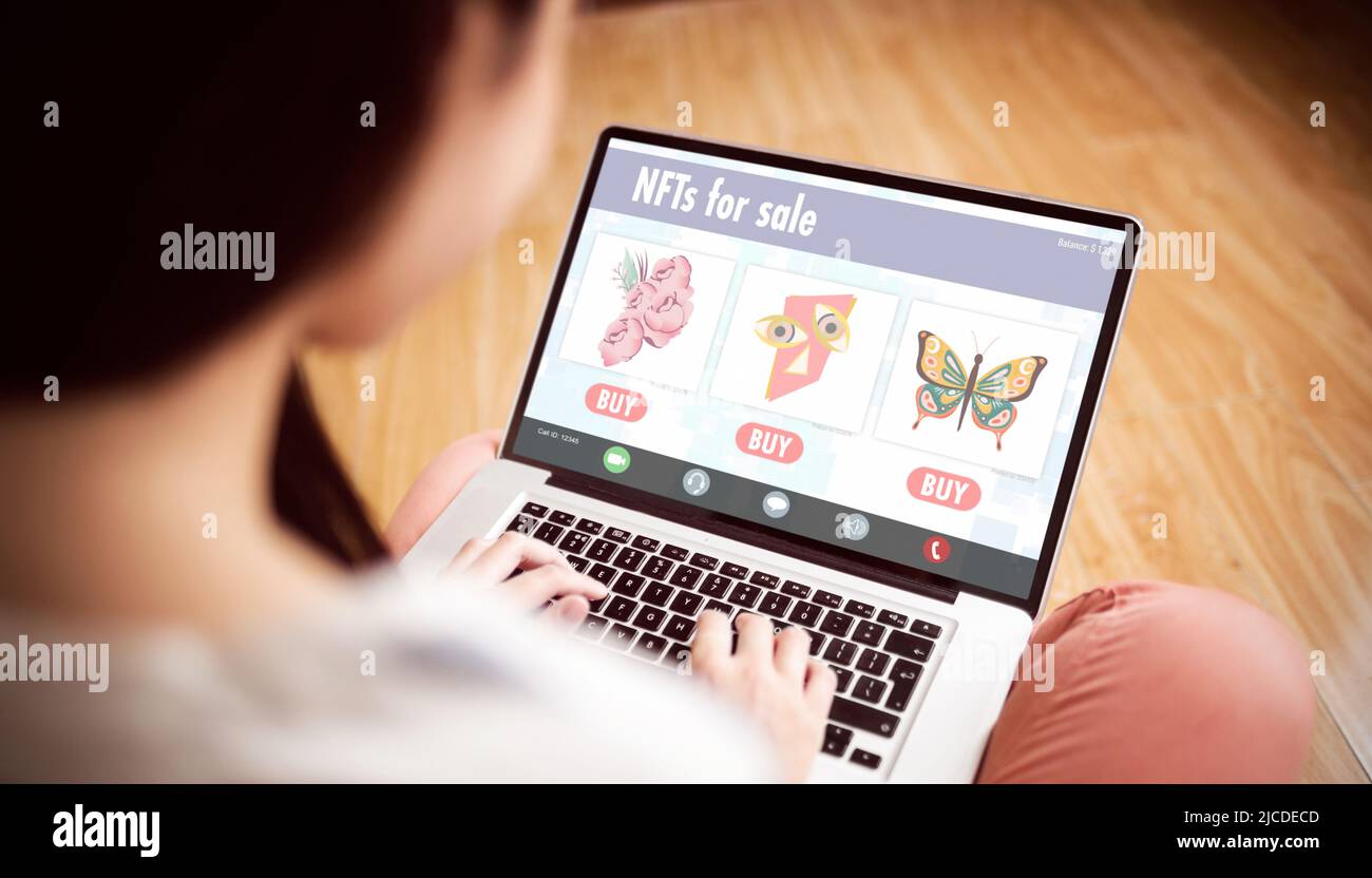 Femme caucasienne achetant des jetons non fongibles tout en utilisant un ordinateur portable à la maison Banque D'Images