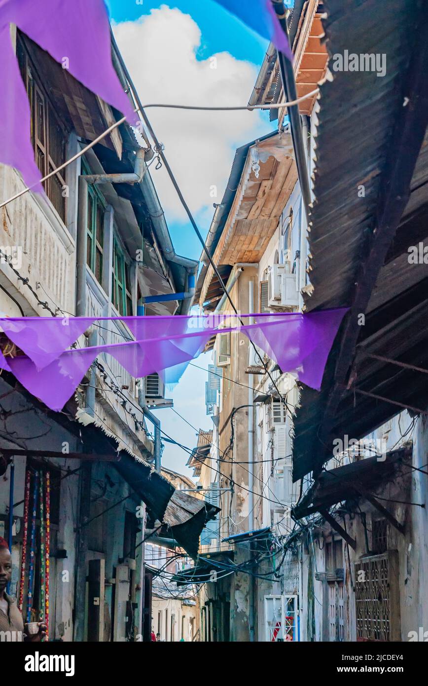 VILLE DE STONE, TANZANIE - 22 décembre 2021 : rues étroites et maisons anciennes à Stone Town, Zanzibar, Tanzanie Banque D'Images