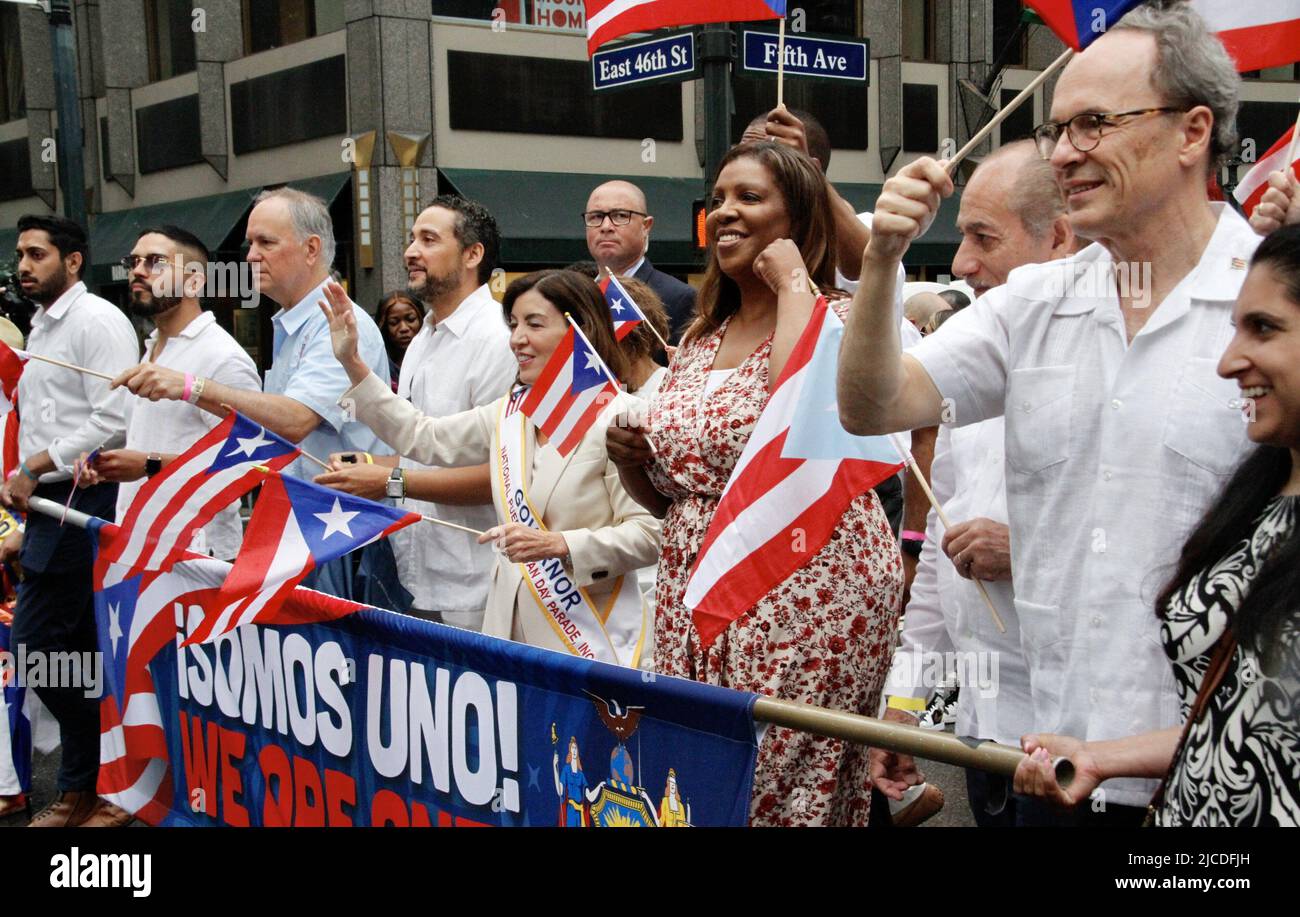 12 juin 2022, New York, États-Unis : (NOUVEAU) la parade nationale de la journée de Porto Rico de 65th. 12 juin 2022, New York, États-Unis : après deux ans de suspension en raison de la pandémie COVID-19, la plus grande parade nationale de la journée portoricaine 65th célébrant l'indépendance du pays‚ â„ â â â âs, Se déroule à New York venez de pluie ou de brillance selon les organisateurs et la foule prévue est d'environ 1,5 millions de personnes marchant de 43rd à 74 rues de la Cinquième avenue, à partir de 11am. Il y a environ 34 flotteurs attendus et cette année,‚ â„ â â â‚ âs parade thème est Ã â‚ â“Climate change.Ã â Â la parade se tient sur le second dimanche Banque D'Images