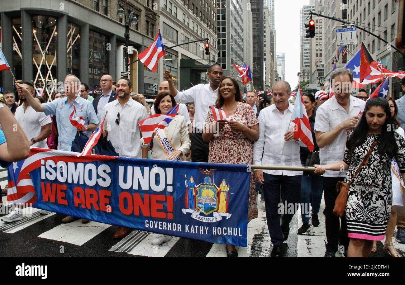 12 juin 2022, New York, États-Unis : (NOUVEAU) la parade nationale de la journée de Porto Rico de 65th. 12 juin 2022, New York, États-Unis : après deux ans de suspension en raison de la pandémie COVID-19, la plus grande parade nationale de la journée portoricaine 65th célébrant l'indépendance du pays‚ â„ â â â âs, Se déroule à New York venez de pluie ou de brillance selon les organisateurs et la foule prévue est d'environ 1,5 millions de personnes marchant de 43rd à 74 rues de la Cinquième avenue, à partir de 11am. Il y a environ 34 flotteurs attendus et cette année,‚ â„ â â â‚ âs parade thème est Ã â‚ â“Climate change.Ã â Â la parade se tient sur le second dimanche Banque D'Images