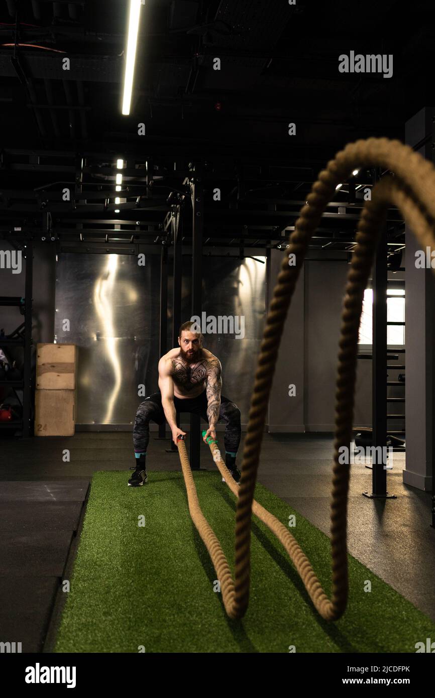 Corde homme fitness gym barbe entraînement combat ajustement sport exercice, concept équipement actif de l'activité physique, énergie caucasienne Banque D'Images