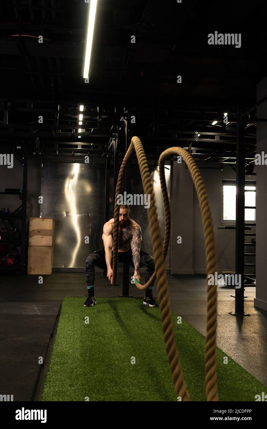 Corde homme fitness gym barbe entraînement combat ajustement sport exercice, concept équipement actif de l'activité physique, énergie caucasienne Banque D'Images