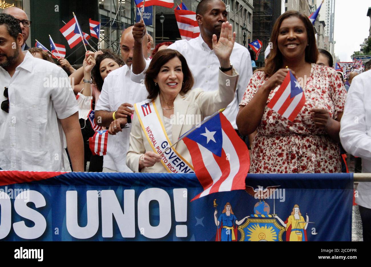 12 juin 2022, New York, États-Unis : (NOUVEAU) la parade nationale de la journée de Porto Rico de 65th. 12 juin 2022, New York, États-Unis : après deux ans de suspension en raison de la pandémie COVID-19, la plus grande parade nationale de la journée portoricaine 65th célébrant l'indépendance du pays‚ â„ â â â âs, Se déroule à New York venez de pluie ou de brillance selon les organisateurs et la foule prévue est d'environ 1,5 millions de personnes marchant de 43rd à 74 rues de la Cinquième avenue, à partir de 11am. Il y a environ 34 flotteurs attendus et cette année,‚ â„ â â â‚ âs parade thème est Ã â‚ â“Climate change.Ã â Â la parade se tient sur le second dimanche Banque D'Images