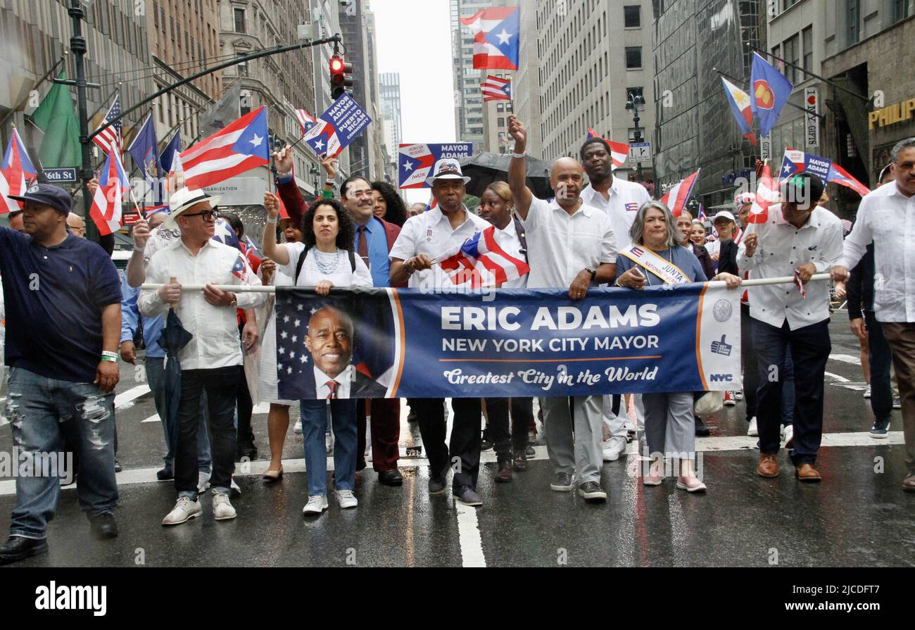 12 juin 2022, New York, États-Unis : (NOUVEAU) la parade nationale de la journée de Porto Rico de 65th. 12 juin 2022, New York, États-Unis : après deux ans de suspension en raison de la pandémie COVID-19, la plus grande parade nationale de la journée portoricaine 65th célébrant l'indépendance du pays‚ â„ â â â âs, Se déroule à New York venez de pluie ou de brillance selon les organisateurs et la foule prévue est d'environ 1,5 millions de personnes marchant de 43rd à 74 rues de la Cinquième avenue, à partir de 11am. Il y a environ 34 flotteurs attendus et cette année,‚ â„ â â â‚ âs parade thème est Ã â‚ â“Climate change.Ã â Â la parade se tient sur le second dimanche Banque D'Images