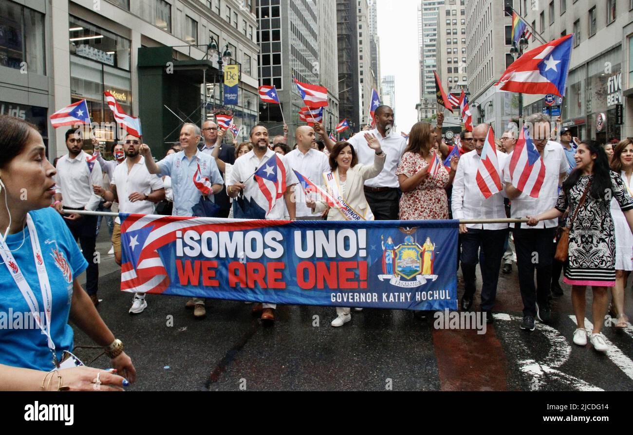 12 juin 2022, New York, États-Unis : (NOUVEAU) la parade nationale de la journée de Porto Rico de 65th. 12 juin 2022, New York, États-Unis : après deux ans de suspension en raison de la pandémie COVID-19, la plus grande parade nationale de la journée portoricaine 65th célébrant l'indépendance du pays‚ â„ â â â âs, Se déroule à New York venez de pluie ou de brillance selon les organisateurs et la foule prévue est d'environ 1,5 millions de personnes marchant de 43rd à 74 rues de la Cinquième avenue, à partir de 11am. Il y a environ 34 flotteurs attendus et cette année,‚ â„ â â â‚ âs parade thème est Ã â‚ â“Climate change.Ã â Â la parade se tient sur le second dimanche Banque D'Images
