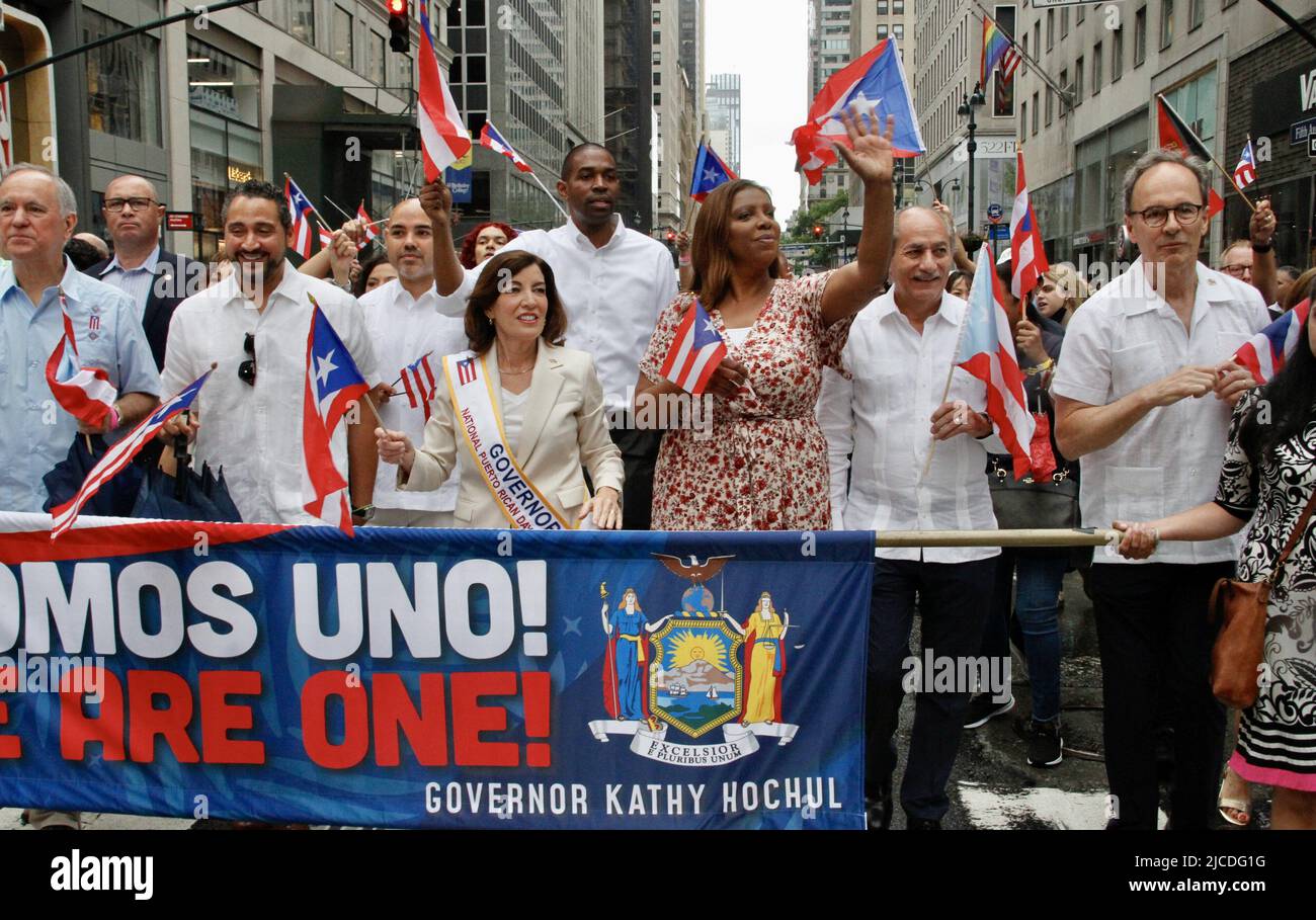 12 juin 2022, New York, États-Unis : (NOUVEAU) la parade nationale de la journée de Porto Rico de 65th. 12 juin 2022, New York, États-Unis : après deux ans de suspension en raison de la pandémie COVID-19, la plus grande parade nationale de la journée portoricaine 65th célébrant l'indépendance du pays‚ â„ â â â âs, Se déroule à New York venez de pluie ou de brillance selon les organisateurs et la foule prévue est d'environ 1,5 millions de personnes marchant de 43rd à 74 rues de la Cinquième avenue, à partir de 11am. Il y a environ 34 flotteurs attendus et cette année,‚ â„ â â â‚ âs parade thème est Ã â‚ â“Climate change.Ã â Â la parade se tient sur le second dimanche Banque D'Images