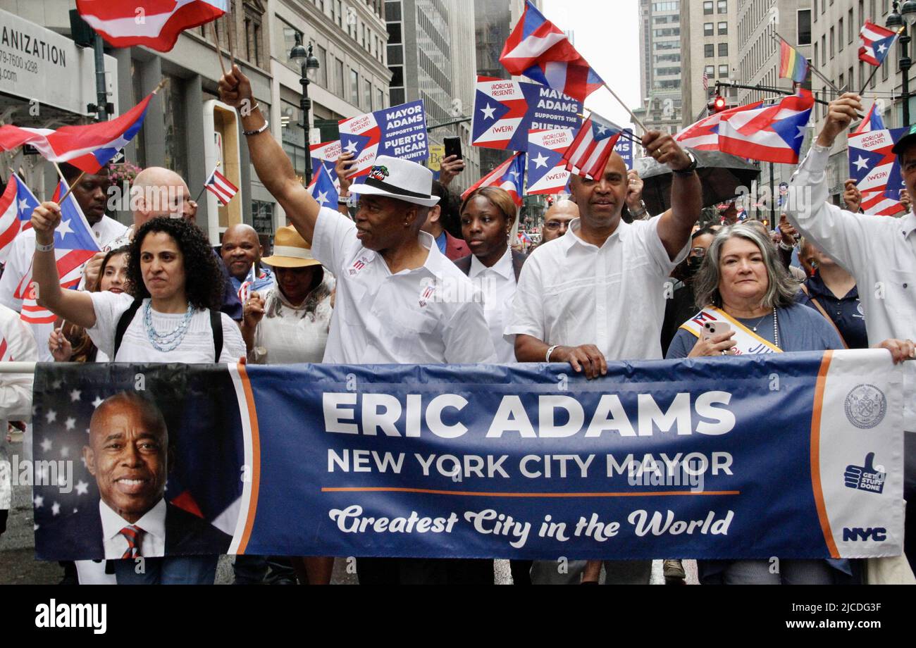 12 juin 2022, New York, États-Unis : (NOUVEAU) la parade nationale de la journée de Porto Rico de 65th. 12 juin 2022, New York, États-Unis : après deux ans de suspension en raison de la pandémie COVID-19, la plus grande parade nationale de la journée portoricaine 65th célébrant l'indépendance du pays‚ â„ â â â âs, Se déroule à New York venez de pluie ou de brillance selon les organisateurs et la foule prévue est d'environ 1,5 millions de personnes marchant de 43rd à 74 rues de la Cinquième avenue, à partir de 11am. Il y a environ 34 flotteurs attendus et cette année,‚ â„ â â â‚ âs parade thème est Ã â‚ â“Climate change.Ã â Â la parade se tient sur le second dimanche Banque D'Images