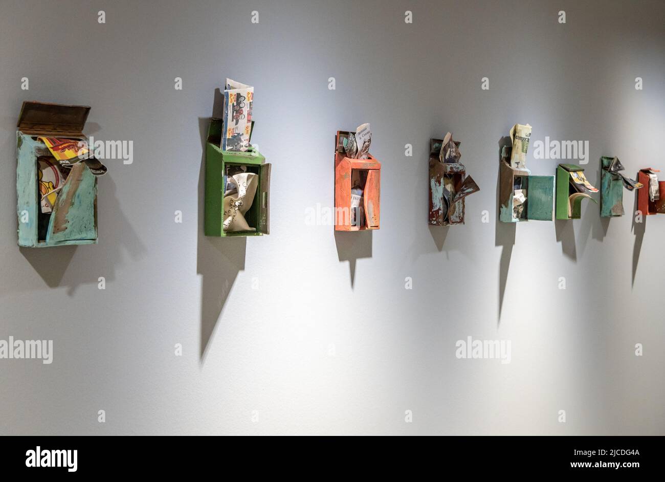 Anthropocène, exposition de sculptures en céramique polychrome réalisées par les artistes italiens « Bertozzi & Casoni » à la Galerie civique de trente, dans le nord de l'Italie. Banque D'Images