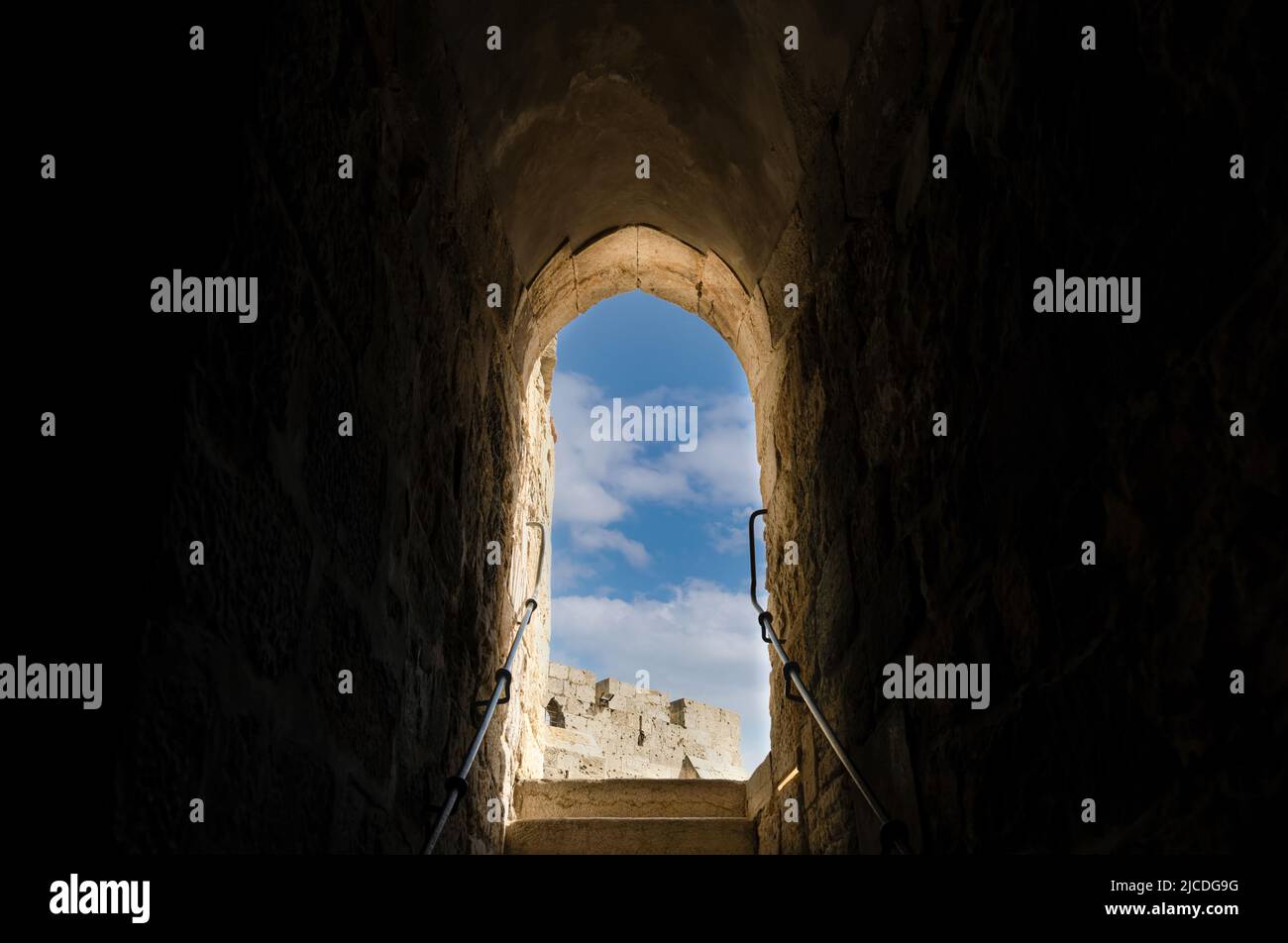 Jérusalem, Israël, les remparts pittoresques se promonnent au-dessus des murs de la vieille ville avec vue panoramique sur la ville. Banque D'Images