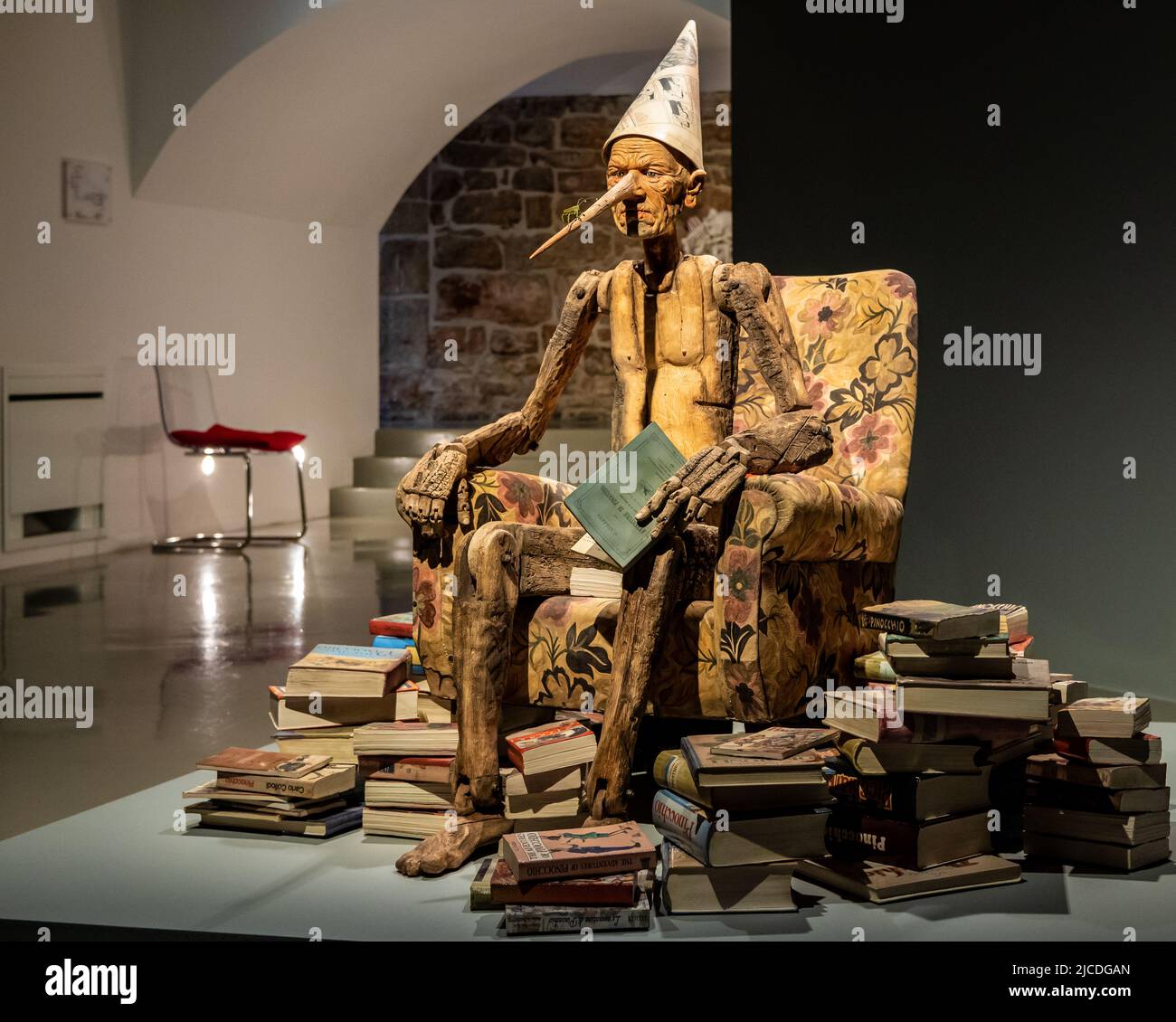 Anthropocène, exposition de sculptures en céramique polychrome réalisées par les artistes italiens « Bertozzi & Casoni » à la Galerie civique de trente, dans le nord de l'Italie. Banque D'Images