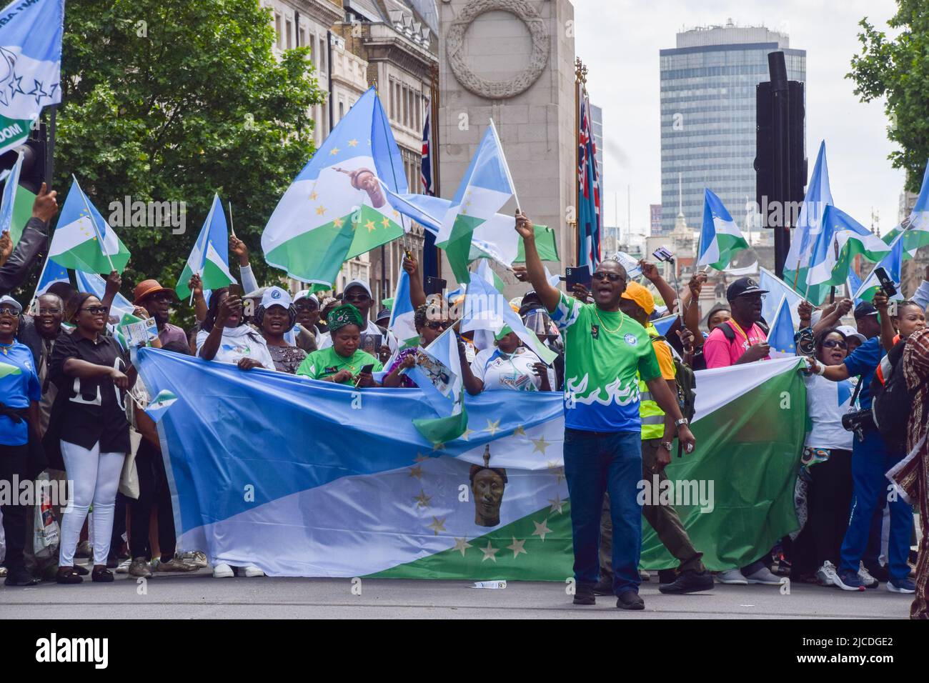 Londres, Royaume-Uni. 12th juin 2022. Les manifestants brandient les drapeaux de la République d'Oduduwa et de la nation Yoruba devant Downing Street. Des centaines de manifestants ont défilé de Trafalgar Square à Downing Street pour réclamer un Yorubaland indépendant, une région ouest-africaine qui couvre le Nigeria, le Togo et le Bénin. Credit: Vuk Valcic/Alamy Live News Banque D'Images