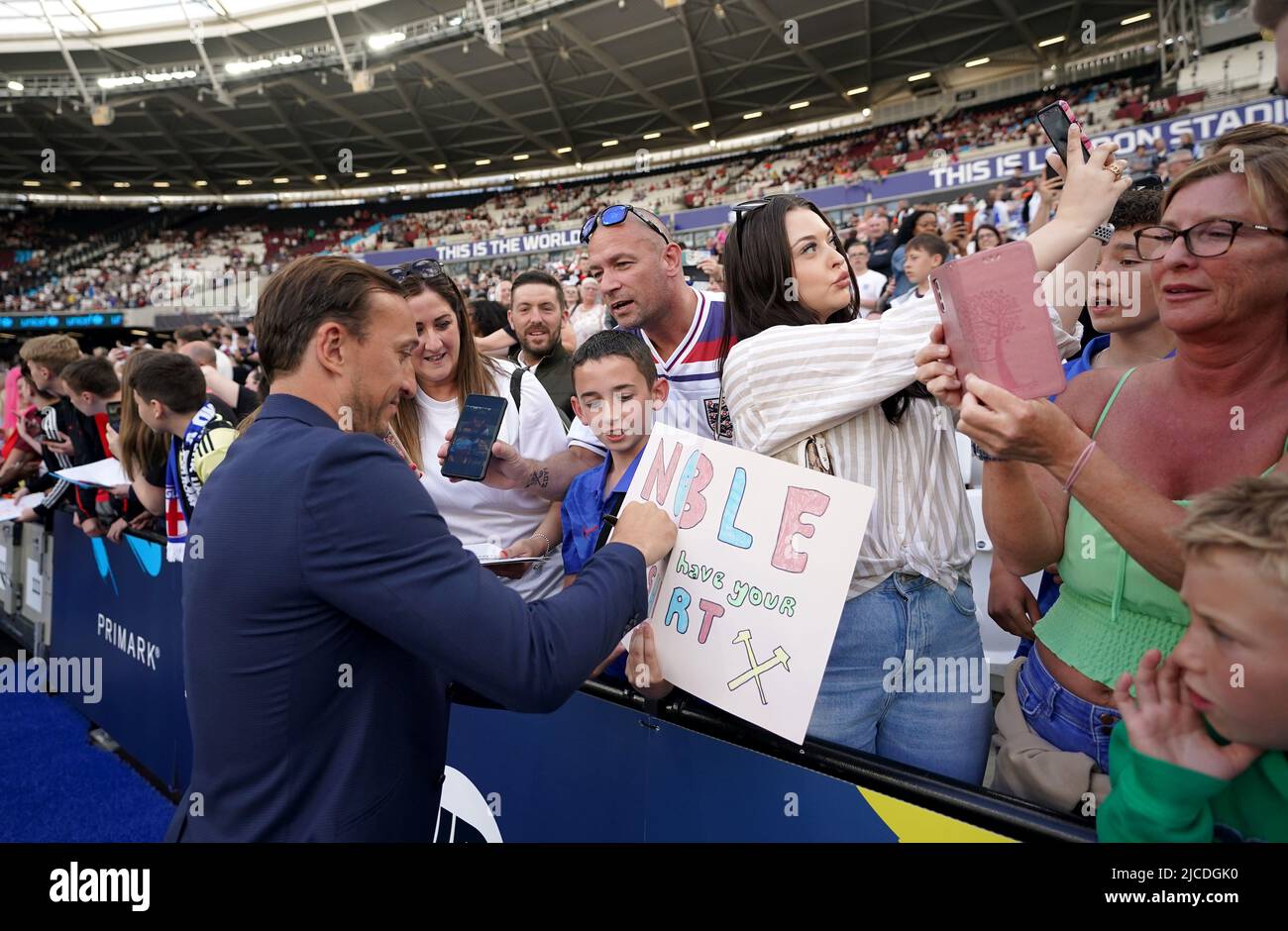 Mark Noble pose pour un selfie avec la foule avant le match de l'aide au football pour l'UNICEF au London Stadium, Londres. Date de la photo: Dimanche 12 juin 2022. Banque D'Images