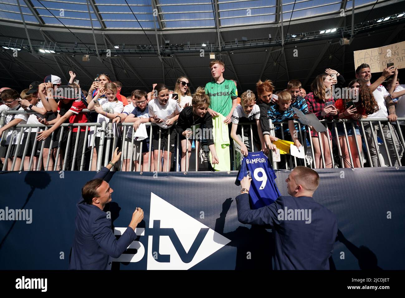 Mark Noble (à gauche) et Aitch signent des autographes avant le match de football Aid for UNICEF au stade de Londres, à Londres. Date de la photo: Dimanche 12 juin 2022. Banque D'Images