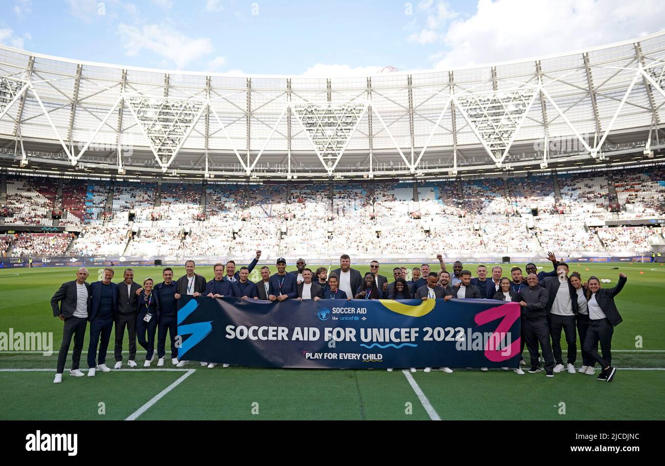 Les joueurs posent pour une photo de groupe avant le match de l'aide au football pour l'UNICEF au stade de Londres, Londres. Date de la photo: Dimanche 12 juin 2022. Banque D'Images