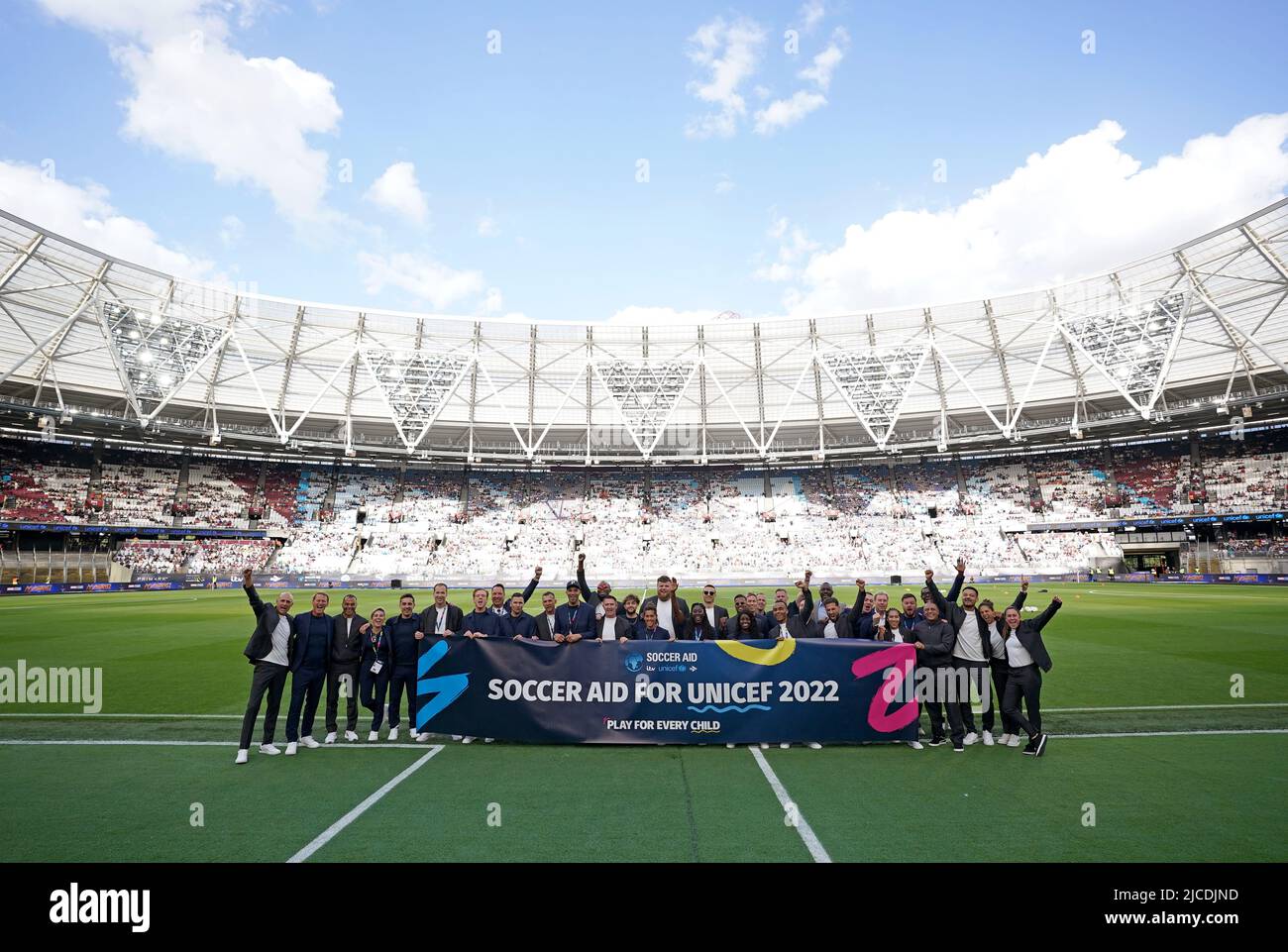 Les joueurs posent pour une photo de groupe avant le match de l'aide au football pour l'UNICEF au stade de Londres, Londres. Date de la photo: Dimanche 12 juin 2022. Banque D'Images