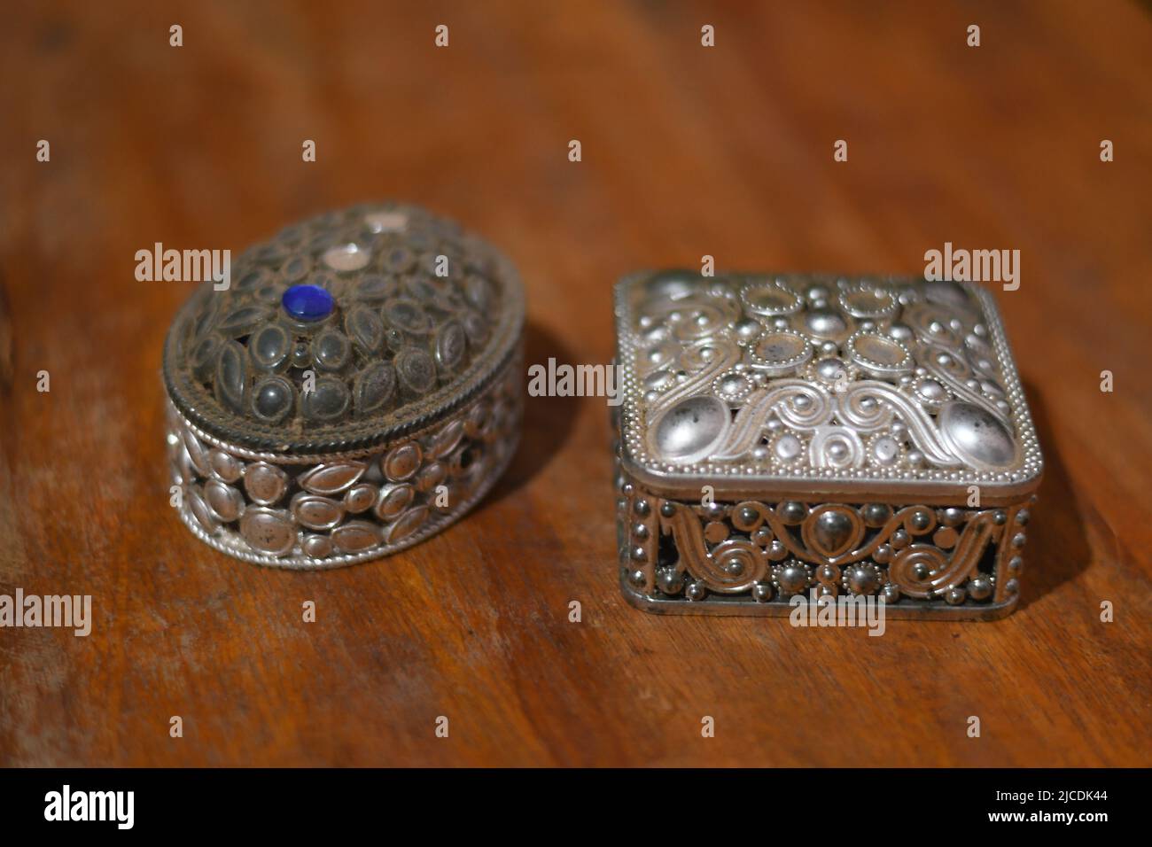 Deux coffrets à bijoux de culture arabe sont sur une table Banque D'Images