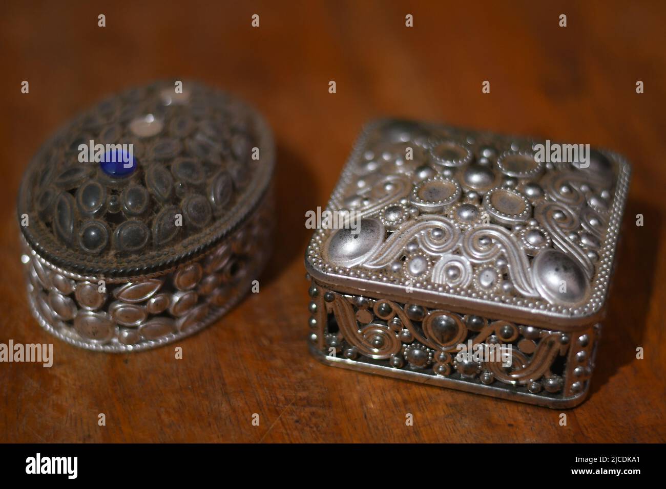 Deux coffrets à bijoux de culture arabe sont sur une table Banque D'Images