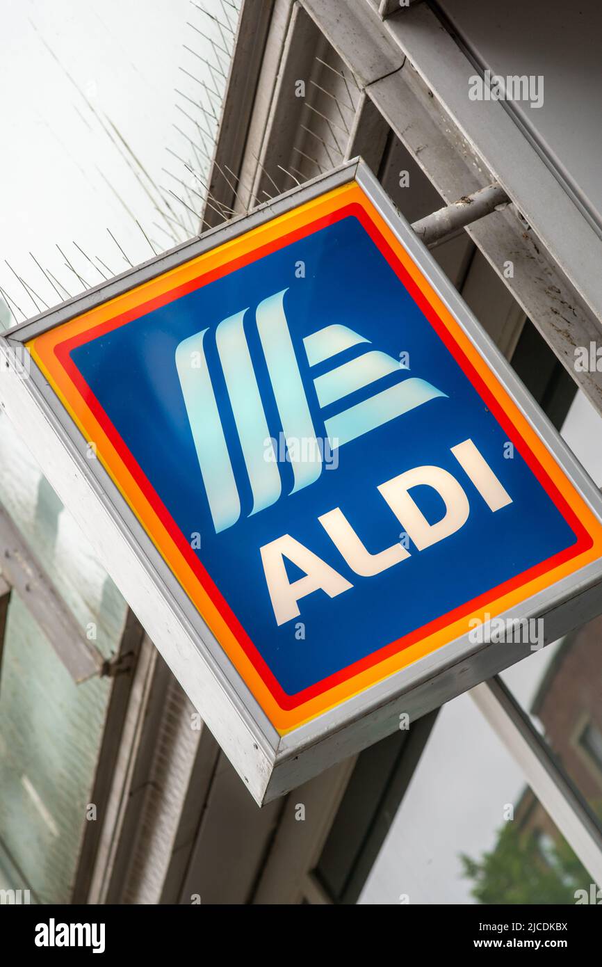 Panneau isolé sur le front de vente ou la boutique de l'ALDI Market Street Manchester, Manchester Arndale Royaume-Uni. Une chaîne de supermarchés allemande « budget ». Banque D'Images