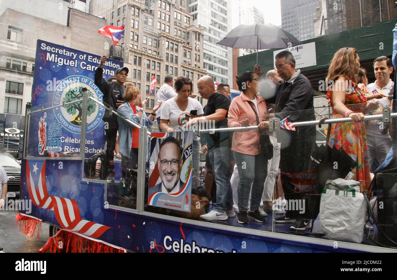12 juin 2022, New York, États-Unis : (NOUVEAU) la parade nationale de la journée de Porto Rico de 65th. 12 juin 2022, New York, États-Unis : après deux ans de suspension en raison de la pandémie COVID-19, la plus grande parade nationale de la journée portoricaine 65th célébrant l'indépendance du pays‚ â„ â â â âs, Se déroule à New York venez de pluie ou de brillance selon les organisateurs et la foule prévue est d'environ 1,5 millions de personnes marchant de 43rd à 74 rues de la Cinquième avenue, à partir de 11am. Il y a environ 34 flotteurs attendus et cette année,‚ â„ â â â‚ âs parade thème est Ã â‚ â“Climate change.Ã â Â la parade se tient sur le second dimanche Banque D'Images