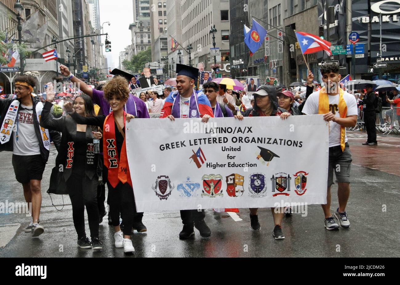 12 juin 2022, New York, États-Unis : (NOUVEAU) la parade nationale de la journée de Porto Rico de 65th. 12 juin 2022, New York, États-Unis : après deux ans de suspension en raison de la pandémie COVID-19, la plus grande parade nationale de la journée portoricaine 65th célébrant l'indépendance du pays‚ â„ â â â âs, Se déroule à New York venez de pluie ou de brillance selon les organisateurs et la foule prévue est d'environ 1,5 millions de personnes marchant de 43rd à 74 rues de la Cinquième avenue, à partir de 11am. Il y a environ 34 flotteurs attendus et cette année,‚ â„ â â â‚ âs parade thème est Ã â‚ â“Climate change.Ã â Â la parade se tient sur le second dimanche Banque D'Images