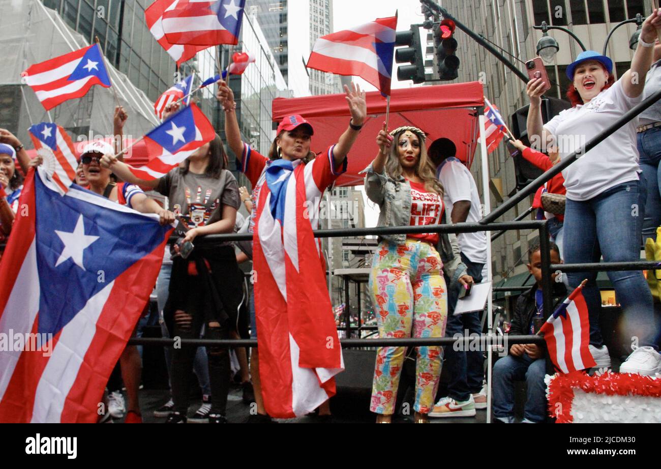 12 juin 2022, New York, États-Unis : (NOUVEAU) la parade nationale de la journée de Porto Rico de 65th. 12 juin 2022, New York, États-Unis : après deux ans de suspension en raison de la pandémie COVID-19, la plus grande parade nationale de la journée portoricaine 65th célébrant l'indépendance du pays‚ â„ â â â âs, Se déroule à New York venez de pluie ou de brillance selon les organisateurs et la foule prévue est d'environ 1,5 millions de personnes marchant de 43rd à 74 rues de la Cinquième avenue, à partir de 11am. Il y a environ 34 flotteurs attendus et cette année,‚ â„ â â â‚ âs parade thème est Ã â‚ â“Climate change.Ã â Â la parade se tient sur le second dimanche Banque D'Images