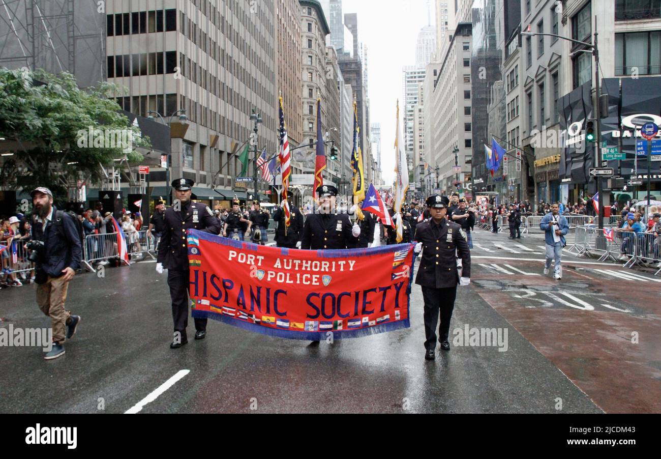 12 juin 2022, New York, États-Unis : (NOUVEAU) la parade nationale de la journée de Porto Rico de 65th. 12 juin 2022, New York, États-Unis : après deux ans de suspension en raison de la pandémie COVID-19, la plus grande parade nationale de la journée portoricaine 65th célébrant l'indépendance du pays‚ â„ â â â âs, Se déroule à New York venez de pluie ou de brillance selon les organisateurs et la foule prévue est d'environ 1,5 millions de personnes marchant de 43rd à 74 rues de la Cinquième avenue, à partir de 11am. Il y a environ 34 flotteurs attendus et cette année,‚ â„ â â â‚ âs parade thème est Ã â‚ â“Climate change.Ã â Â la parade se tient sur le second dimanche Banque D'Images