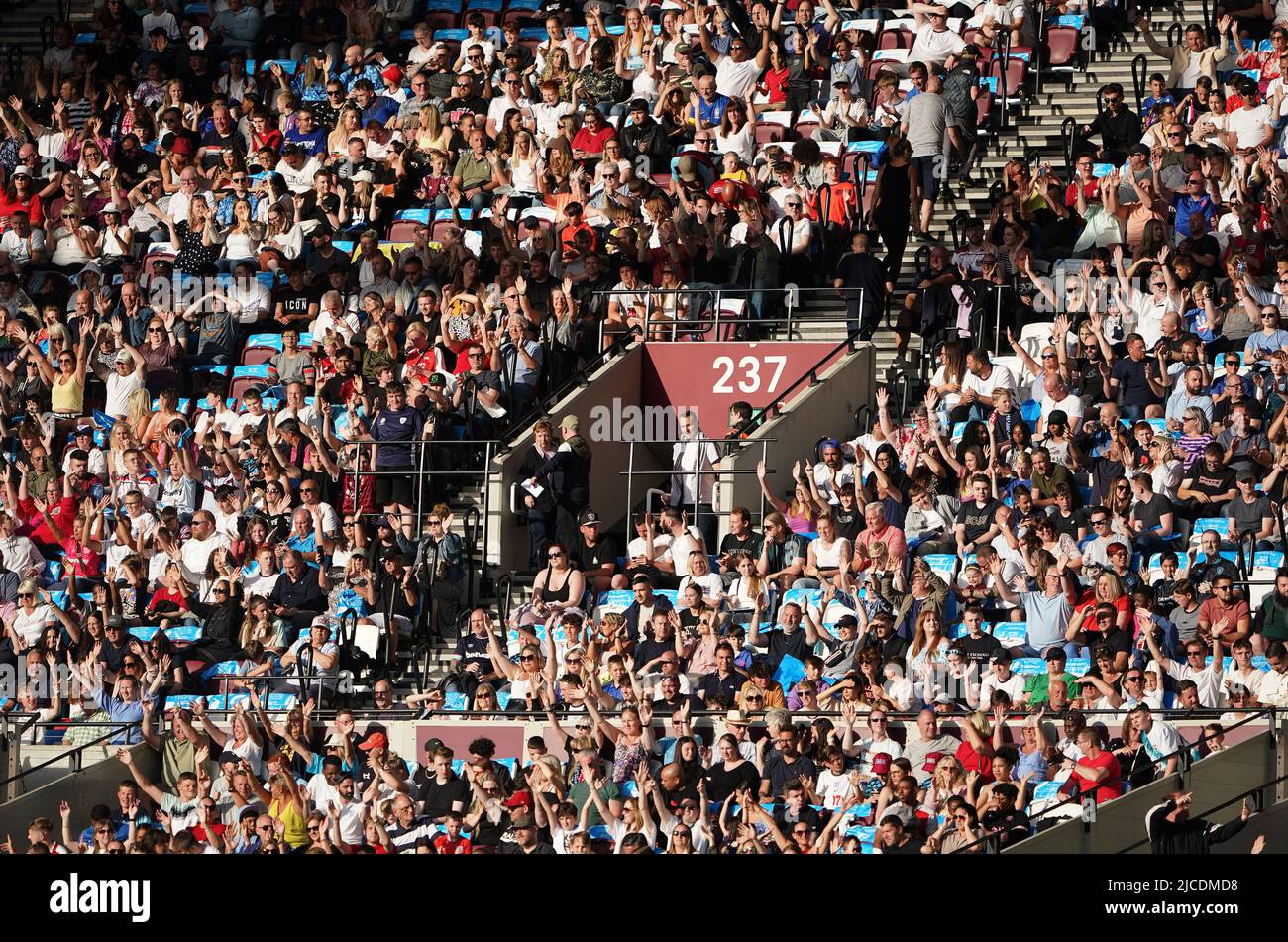 Fans dans les tribunes avant le match de football de l'UNICEF au London Stadium, Londres. Date de la photo: Dimanche 12 juin 2022. Banque D'Images