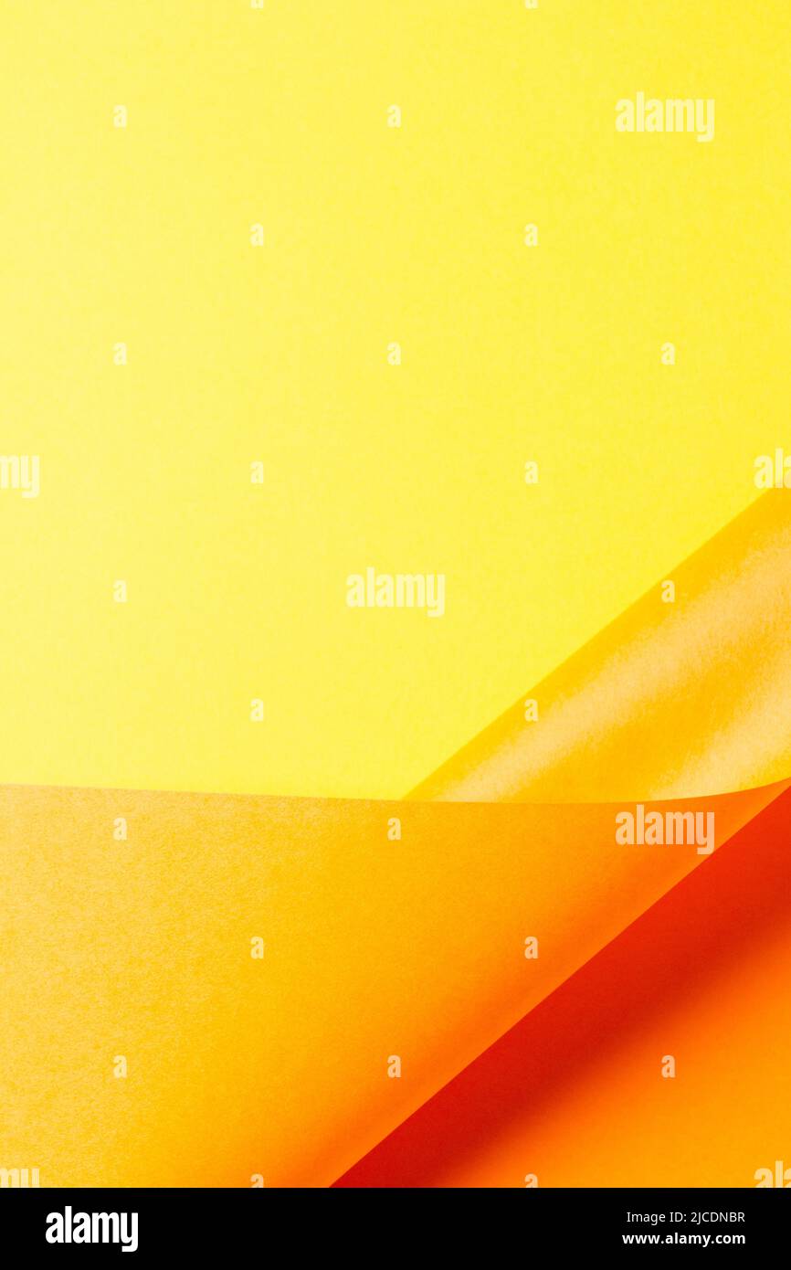 Vague abstraite de papier jaune et orange. Papier courbe géométrique créatif avec lumière et ombres. Arrière-plan de géométrie abstraite avec espace de copie Banque D'Images